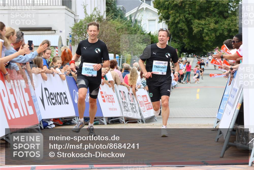 31.08.2025 - 21. Blankeneser Heldenlauf Strokosch-Dieckow http://msf.ph/oto/8684241 31.08.2025 12:03:05 Ziel 4067, 4361, 4198 meine-sportfotos.de