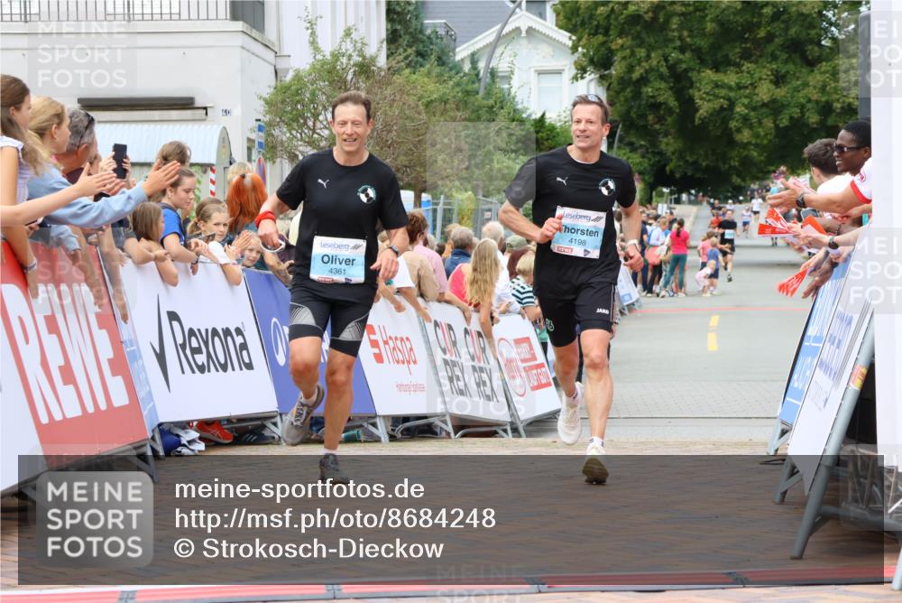 31.08.2025 - 21. Blankeneser Heldenlauf Strokosch-Dieckow http://msf.ph/oto/8684248 31.08.2025 12:03:05 Ziel 4067, 4361, 4198 meine-sportfotos.de