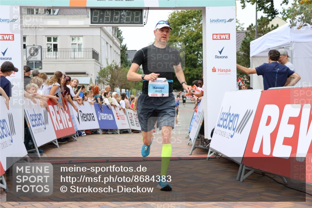 31.08.2025 - 21. Blankeneser Heldenlauf Strokosch-Dieckow http://msf.ph/oto/8684383 31.08.2025 12:02:47 Ziel 5376, 4288, 4425 meine-sportfotos.de