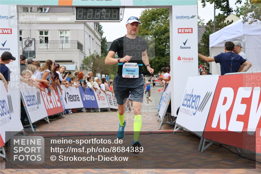 31.08.2025 - 21. Blankeneser Heldenlauf Strokosch-Dieckow http://msf.ph/oto/8684389 31.08.2025 12:02:46 Ziel 5376, 4288, 4425 meine-sportfotos.de