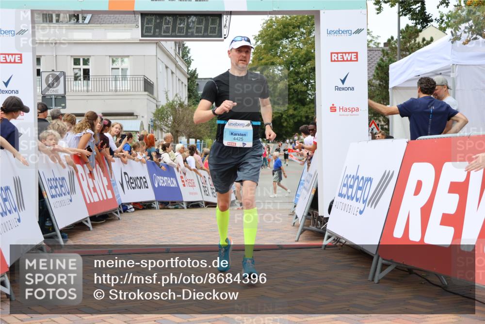 31.08.2025 - 21. Blankeneser Heldenlauf Strokosch-Dieckow http://msf.ph/oto/8684396 31.08.2025 12:02:46 Ziel 5376, 4288, 4425 meine-sportfotos.de