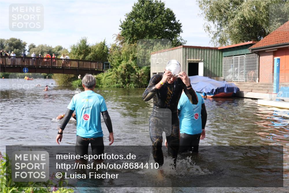 31.08.2025 - Elbe Triathlon Hamburg Luisa Fischer http://msf.ph/oto/8684410 31.08.2025 10:27:34 Schwimmen 1122, 1291, 1304 meine-sportfotos.de