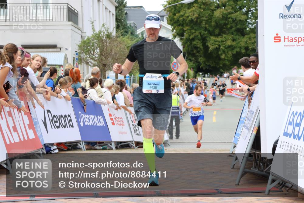 31.08.2025 - 21. Blankeneser Heldenlauf Strokosch-Dieckow http://msf.ph/oto/8684411 31.08.2025 12:02:45 Ziel 5376, 4288, 4425 meine-sportfotos.de
