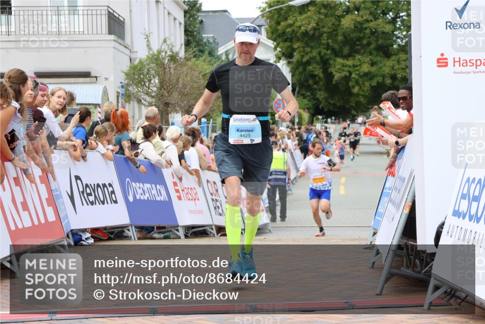 31.08.2025 - 21. Blankeneser Heldenlauf Strokosch-Dieckow http://msf.ph/oto/8684424 31.08.2025 12:02:45 Ziel 5376, 4288, 4425 meine-sportfotos.de