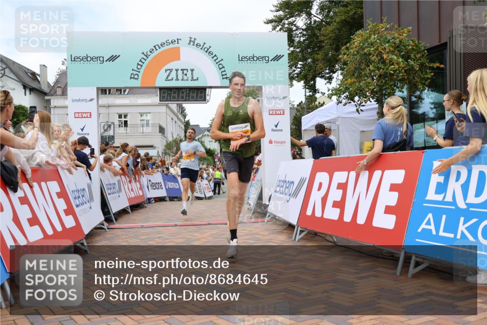 31.08.2025 - 21. Blankeneser Heldenlauf Strokosch-Dieckow http://msf.ph/oto/8684645 31.08.2025 12:02:17 Ziel 5472, 5703, 4029 meine-sportfotos.de