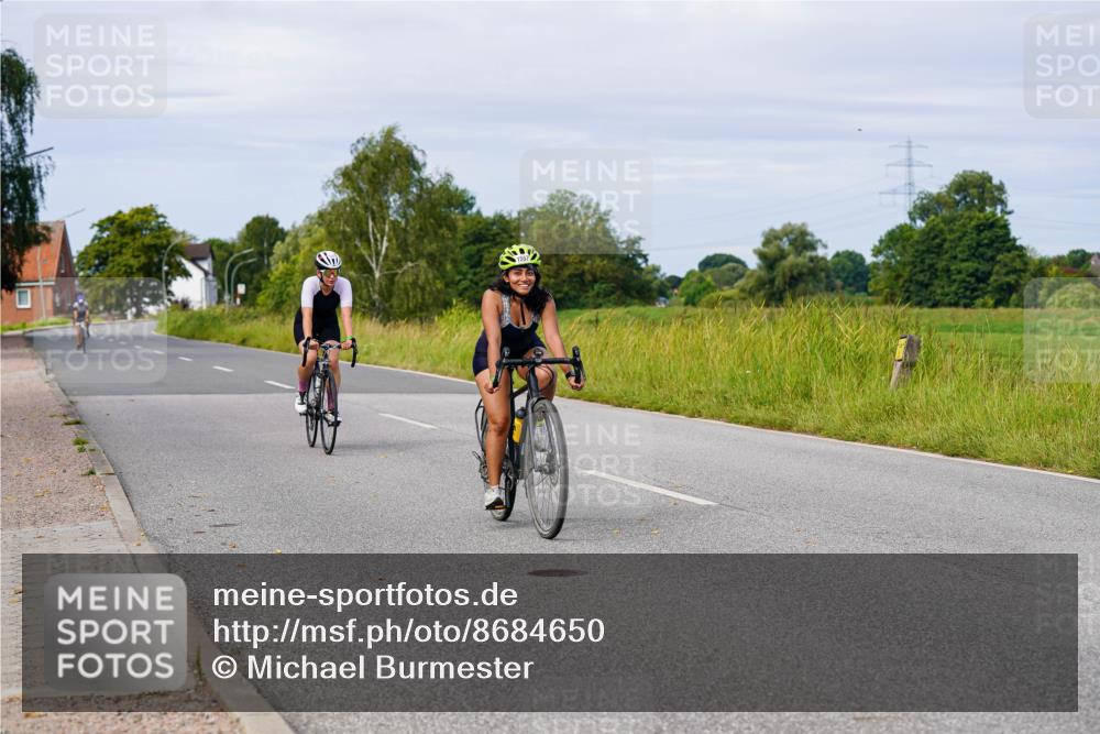 31.08.2025 - Elbe Triathlon Hamburg Michael Burmester http://msf.ph/oto/8684650 31.08.2025 11:22:51 Radfahren 1545, 1557, 1559 meine-sportfotos.de