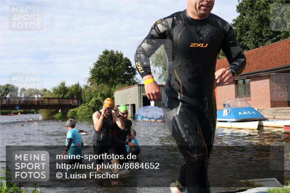 31.08.2025 - Elbe Triathlon Hamburg Luisa Fischer http://msf.ph/oto/8684652 31.08.2025 10:30:02 Schwimmen 1255, 1273, 1303, 1323 meine-sportfotos.de