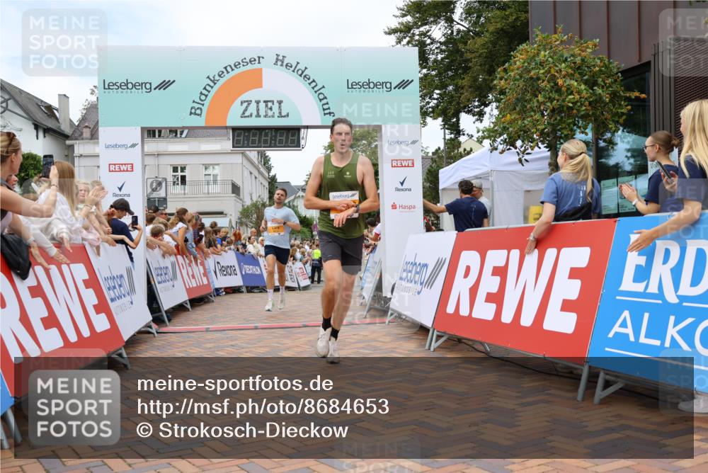 31.08.2025 - 21. Blankeneser Heldenlauf Strokosch-Dieckow http://msf.ph/oto/8684653 31.08.2025 12:02:17 Ziel 5472, 5703, 4029 meine-sportfotos.de