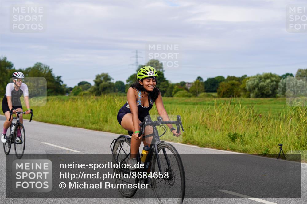 31.08.2025 - Elbe Triathlon Hamburg Michael Burmester http://msf.ph/oto/8684658 31.08.2025 11:22:52 Radfahren 1545, 1557, 1559 meine-sportfotos.de