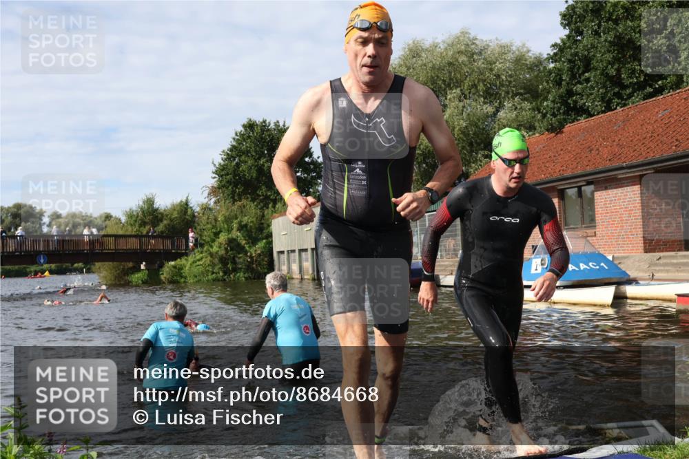 31.08.2025 - Elbe Triathlon Hamburg Luisa Fischer http://msf.ph/oto/8684668 31.08.2025 10:30:05 Schwimmen 1255, 1303, 1323 meine-sportfotos.de