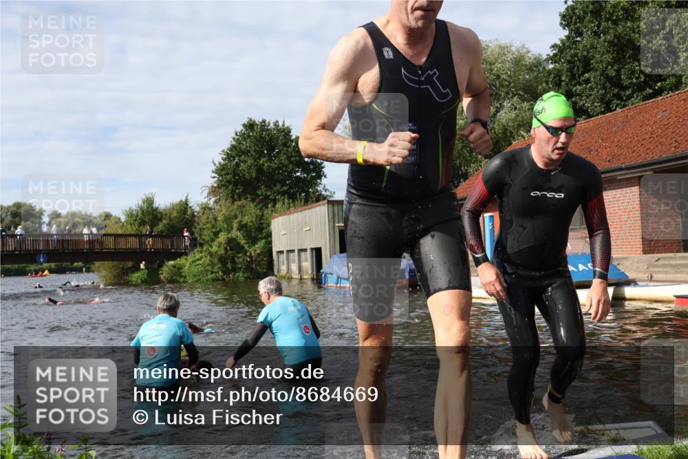 31.08.2025 - Elbe Triathlon Hamburg Luisa Fischer http://msf.ph/oto/8684669 31.08.2025 10:30:05 Schwimmen 1255, 1303, 1323 meine-sportfotos.de