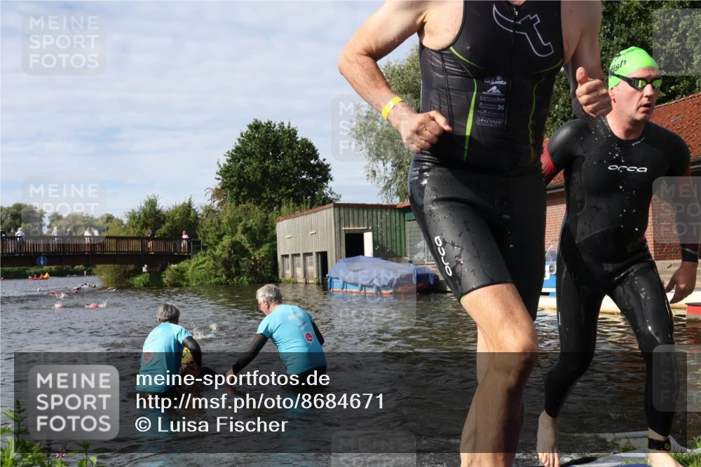 31.08.2025 - Elbe Triathlon Hamburg Luisa Fischer http://msf.ph/oto/8684671 31.08.2025 10:30:05 Schwimmen 1255, 1303, 1323 meine-sportfotos.de