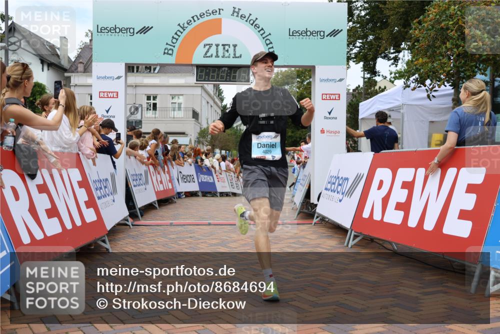 31.08.2025 - 21. Blankeneser Heldenlauf Strokosch-Dieckow http://msf.ph/oto/8684694 31.08.2025 12:02:15 Ziel 5472, 5703, 4029 meine-sportfotos.de