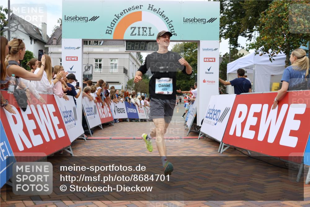 31.08.2025 - 21. Blankeneser Heldenlauf Strokosch-Dieckow http://msf.ph/oto/8684701 31.08.2025 12:02:15 Ziel 5472, 5703, 4029 meine-sportfotos.de
