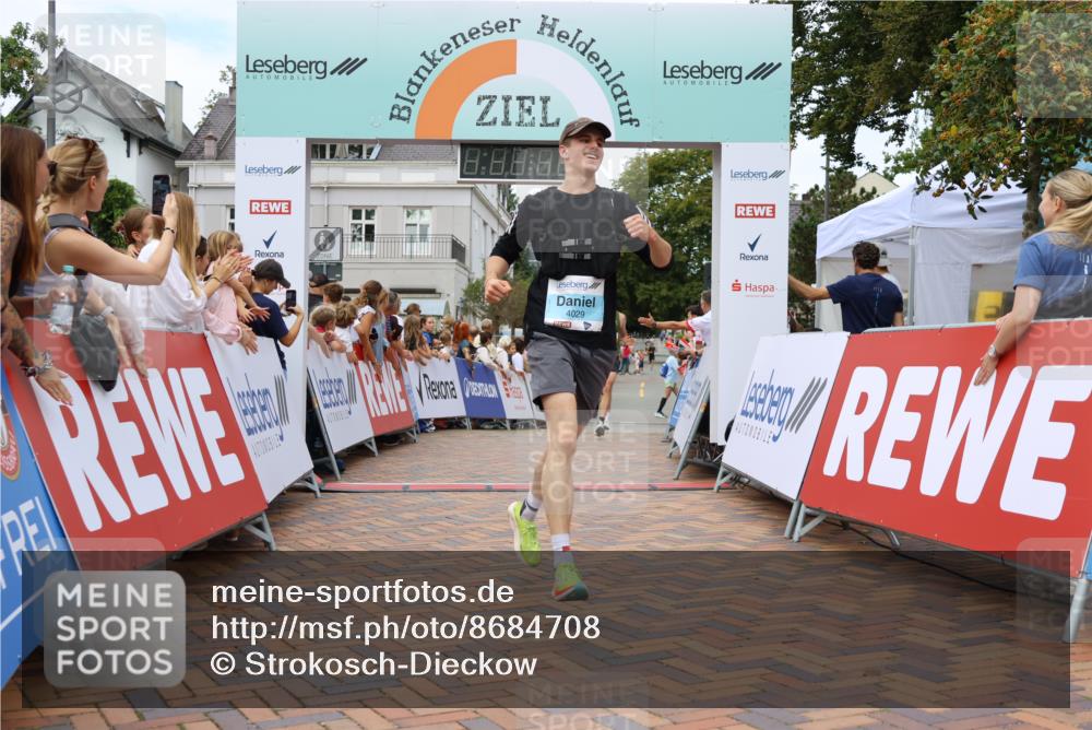 31.08.2025 - 21. Blankeneser Heldenlauf Strokosch-Dieckow http://msf.ph/oto/8684708 31.08.2025 12:02:15 Ziel 5472, 5703, 4029 meine-sportfotos.de