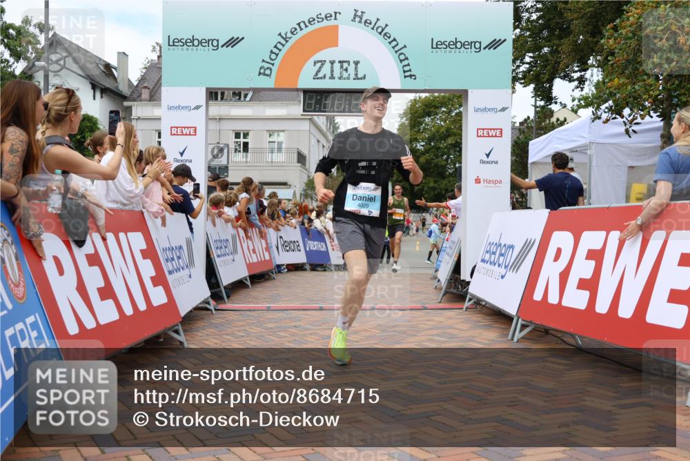 31.08.2025 - 21. Blankeneser Heldenlauf Strokosch-Dieckow http://msf.ph/oto/8684715 31.08.2025 12:02:15 Ziel 5472, 5703, 4029 meine-sportfotos.de