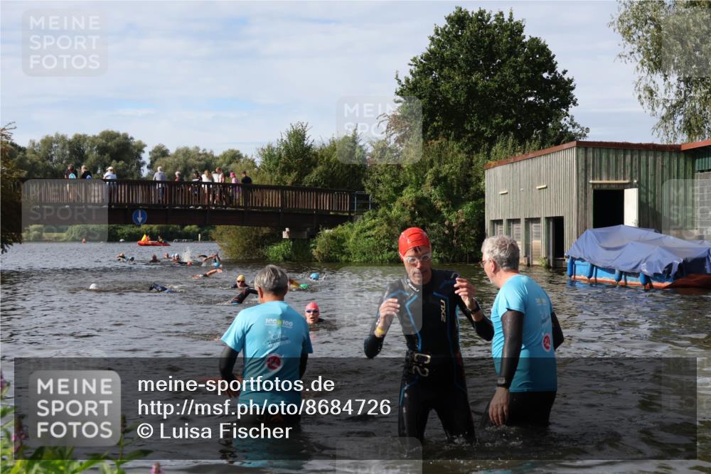 31.08.2025 - Elbe Triathlon Hamburg Luisa Fischer http://msf.ph/oto/8684726 31.08.2025 10:30:48 Schwimmen 1321, 1326 meine-sportfotos.de