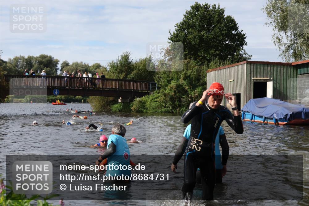 31.08.2025 - Elbe Triathlon Hamburg Luisa Fischer http://msf.ph/oto/8684731 31.08.2025 10:30:49 Schwimmen 1321, 1326 meine-sportfotos.de