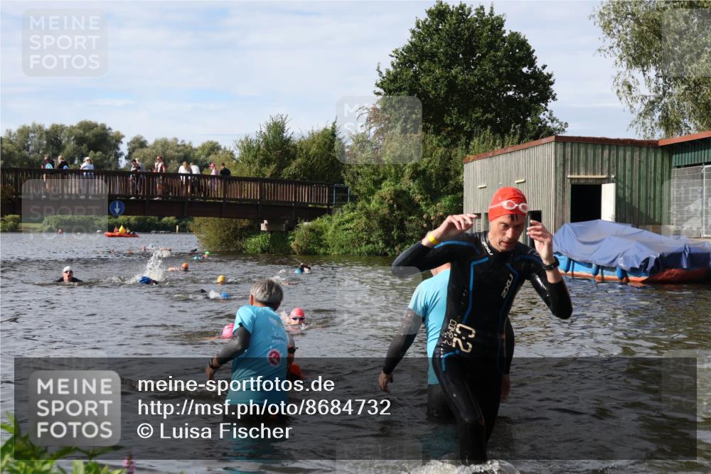 31.08.2025 - Elbe Triathlon Hamburg Luisa Fischer http://msf.ph/oto/8684732 31.08.2025 10:30:50 Schwimmen 1306, 1321, 1326 meine-sportfotos.de