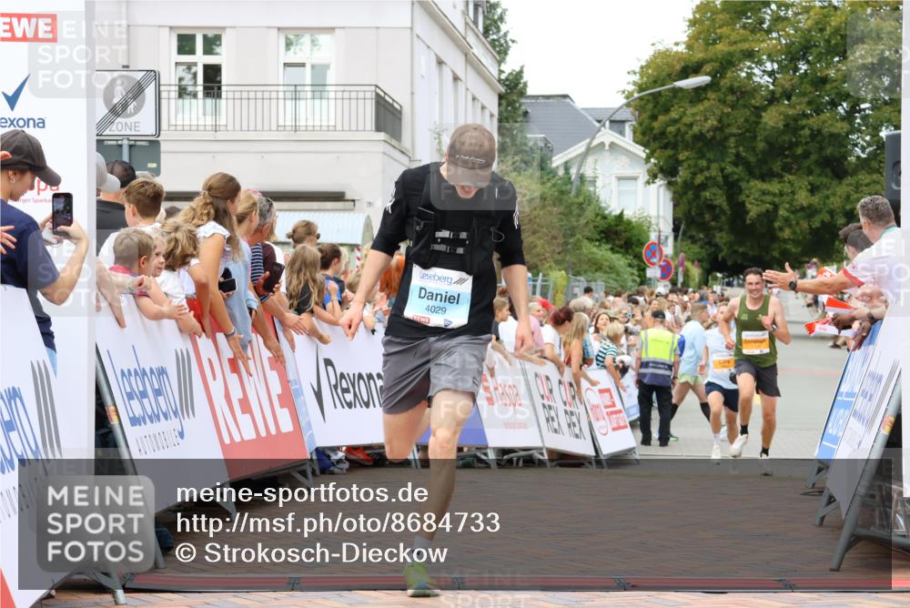 31.08.2025 - 21. Blankeneser Heldenlauf Strokosch-Dieckow http://msf.ph/oto/8684733 31.08.2025 12:02:14 Ziel 5472, 5703, 4029 meine-sportfotos.de