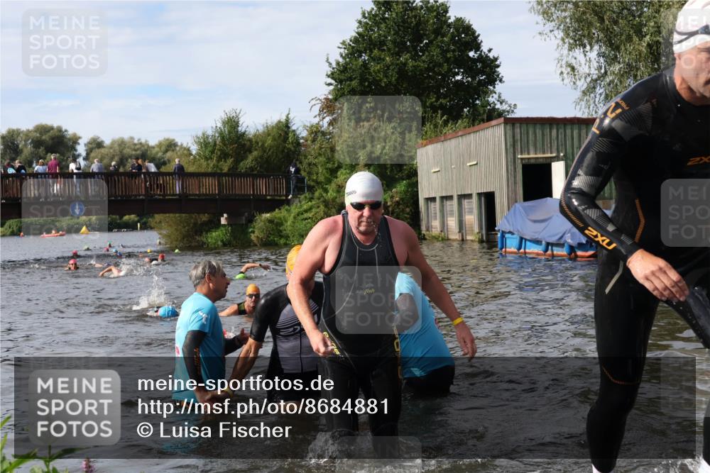 31.08.2025 - Elbe Triathlon Hamburg Luisa Fischer http://msf.ph/oto/8684881 31.08.2025 10:32:03 Schwimmen 1266, 1299, 1305, 1311 meine-sportfotos.de