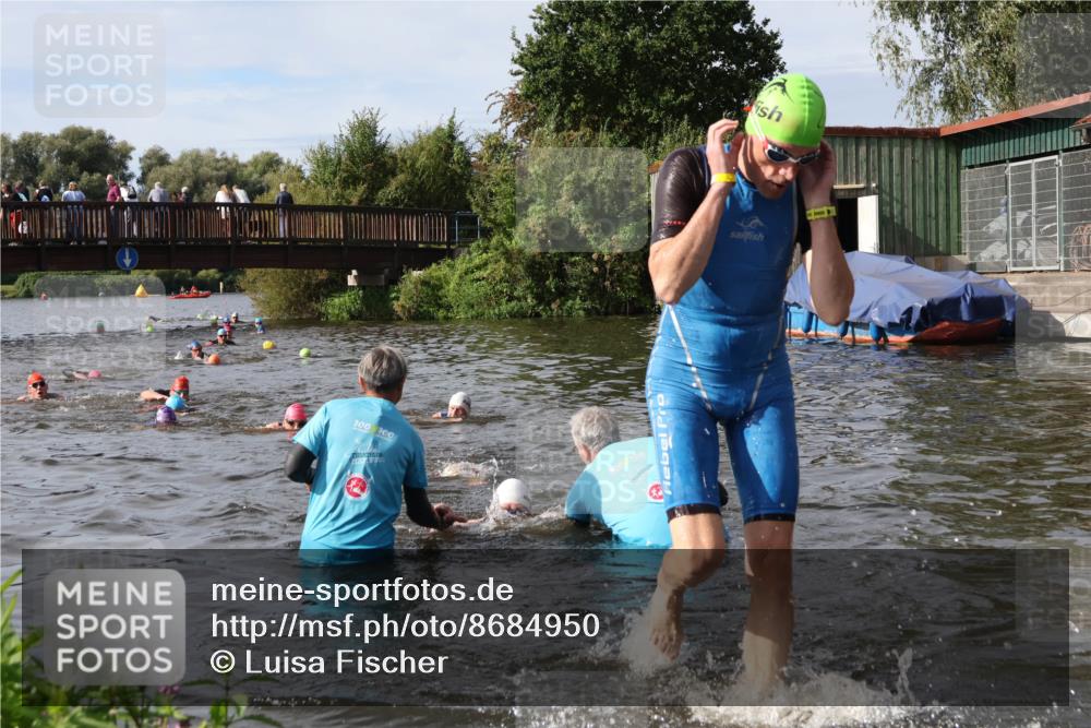 31.08.2025 - Elbe Triathlon Hamburg Luisa Fischer http://msf.ph/oto/8684950 31.08.2025 10:32:32 Schwimmen 1263, 1319, 1335 meine-sportfotos.de