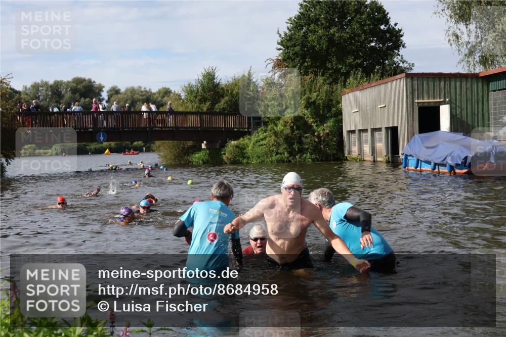 31.08.2025 - Elbe Triathlon Hamburg Luisa Fischer http://msf.ph/oto/8684958 31.08.2025 10:32:35 Schwimmen 1263, 1319, 1335 meine-sportfotos.de