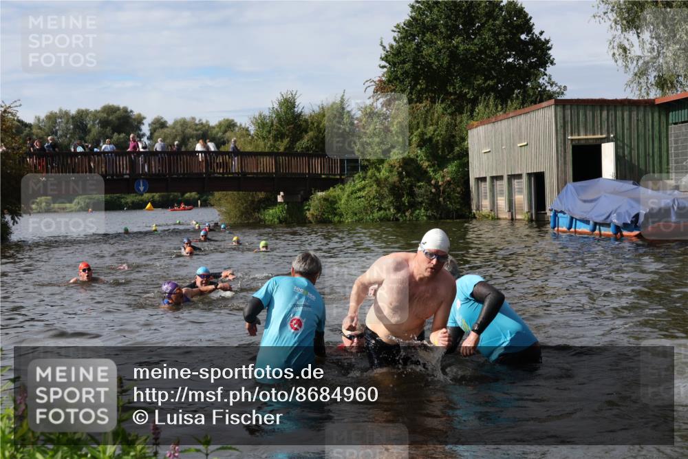 31.08.2025 - Elbe Triathlon Hamburg Luisa Fischer http://msf.ph/oto/8684960 31.08.2025 10:32:35 Schwimmen 1263, 1319, 1335 meine-sportfotos.de