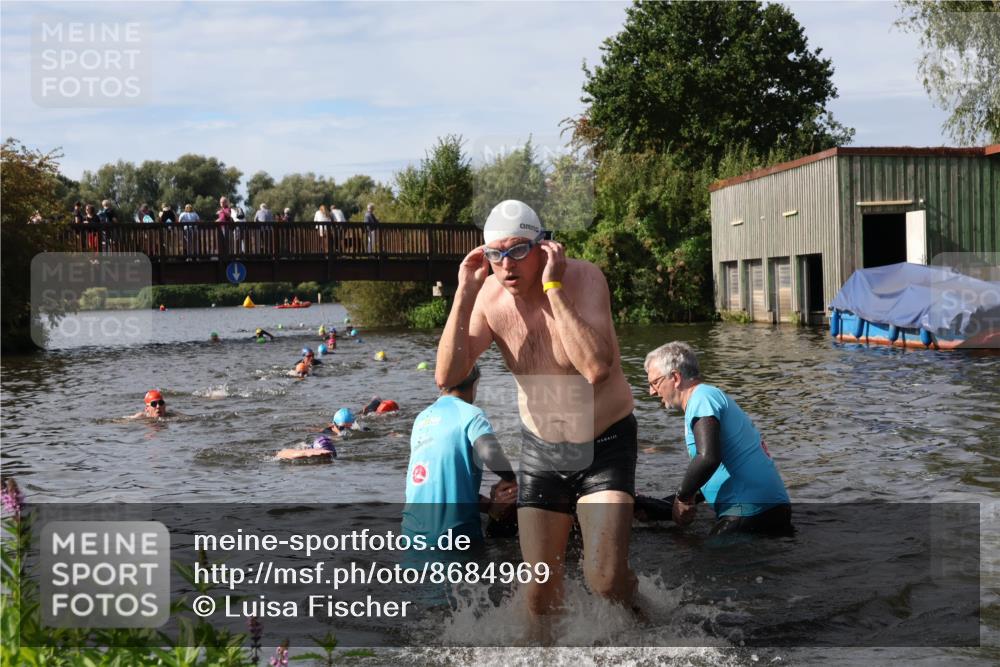 31.08.2025 - Elbe Triathlon Hamburg Luisa Fischer http://msf.ph/oto/8684969 31.08.2025 10:32:37 Schwimmen 1263, 1319, 1335 meine-sportfotos.de