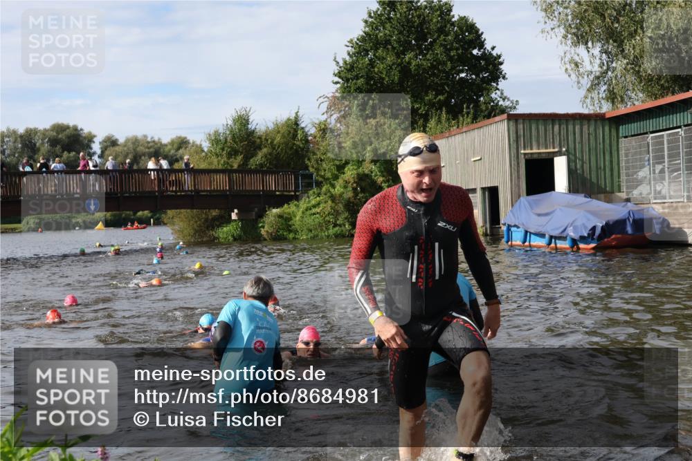 31.08.2025 - Elbe Triathlon Hamburg Luisa Fischer http://msf.ph/oto/8684981 31.08.2025 10:32:40 Schwimmen 1263, 1318, 1322, 1335 meine-sportfotos.de