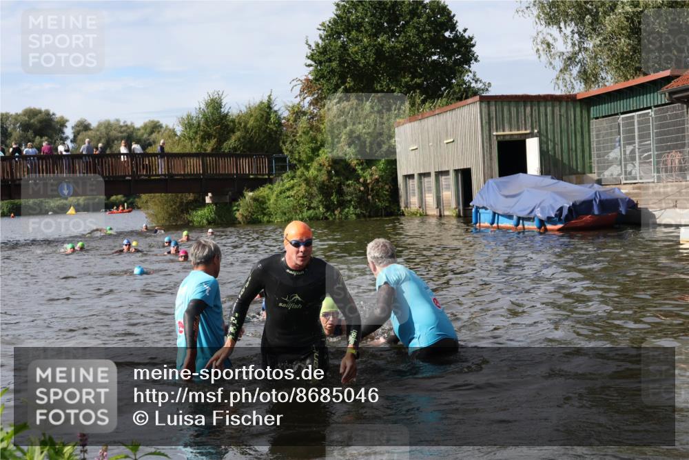 31.08.2025 - Elbe Triathlon Hamburg Luisa Fischer http://msf.ph/oto/8685046 31.08.2025 10:33:01 Schwimmen 1261, 1275, 1300, 1334 meine-sportfotos.de