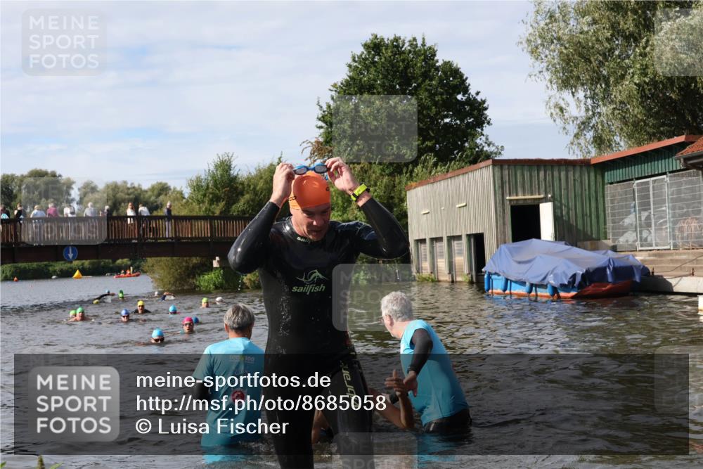 31.08.2025 - Elbe Triathlon Hamburg Luisa Fischer http://msf.ph/oto/8685058 31.08.2025 10:33:04 Schwimmen 1261, 1275, 1332, 1334 meine-sportfotos.de