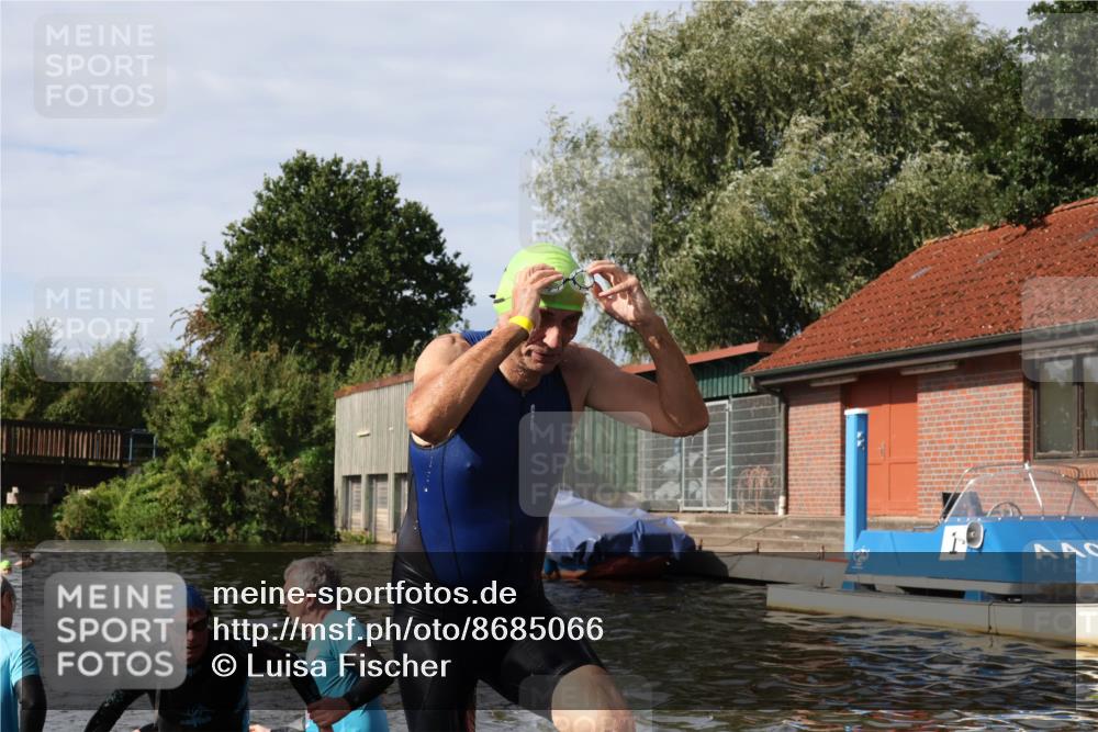 31.08.2025 - Elbe Triathlon Hamburg Luisa Fischer http://msf.ph/oto/8685066 31.08.2025 10:33:08 Schwimmen 1261, 1317, 1332, 1334 meine-sportfotos.de