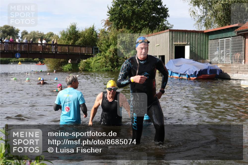 31.08.2025 - Elbe Triathlon Hamburg Luisa Fischer http://msf.ph/oto/8685074 31.08.2025 10:33:11 Schwimmen 1317, 1332, 1334 meine-sportfotos.de