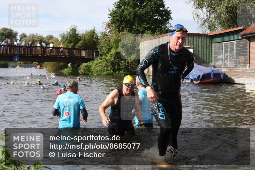 31.08.2025 - Elbe Triathlon Hamburg Luisa Fischer http://msf.ph/oto/8685077 31.08.2025 10:33:11 Schwimmen 1317, 1332, 1334 meine-sportfotos.de