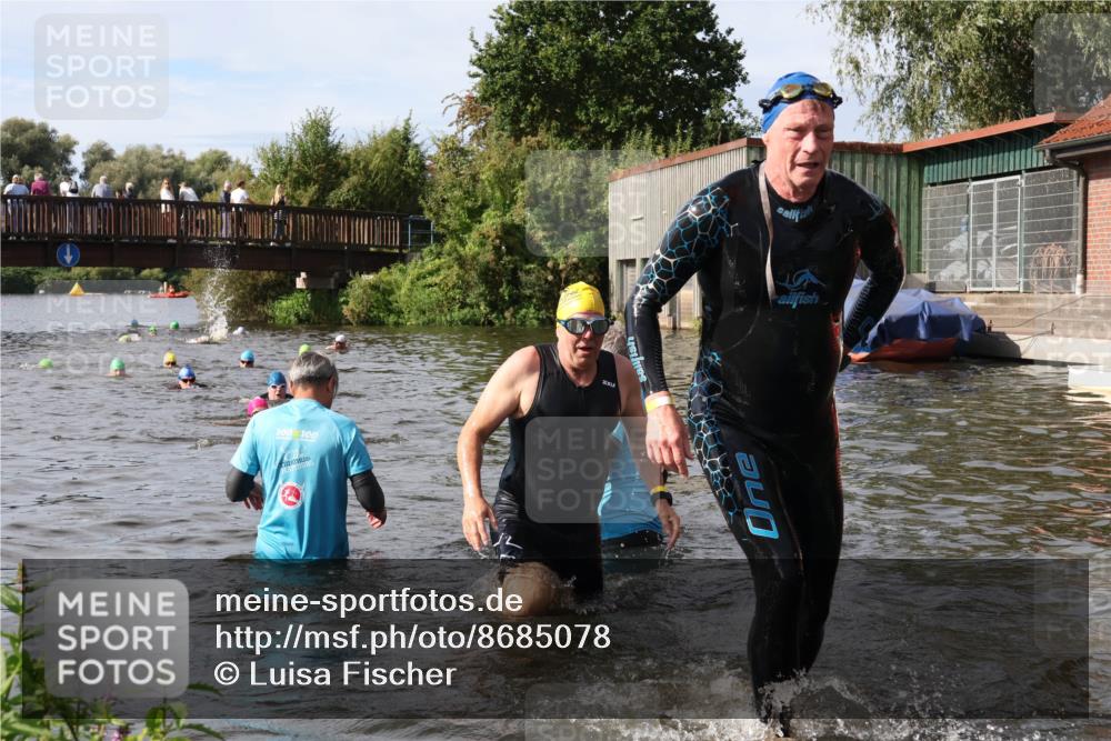 31.08.2025 - Elbe Triathlon Hamburg Luisa Fischer http://msf.ph/oto/8685078 31.08.2025 10:33:12 Schwimmen 1317, 1332, 1334 meine-sportfotos.de