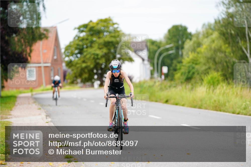 31.08.2025 - Elbe Triathlon Hamburg Michael Burmester http://msf.ph/oto/8685097 31.08.2025 12:32:47 Radfahren 1656, 1657 meine-sportfotos.de