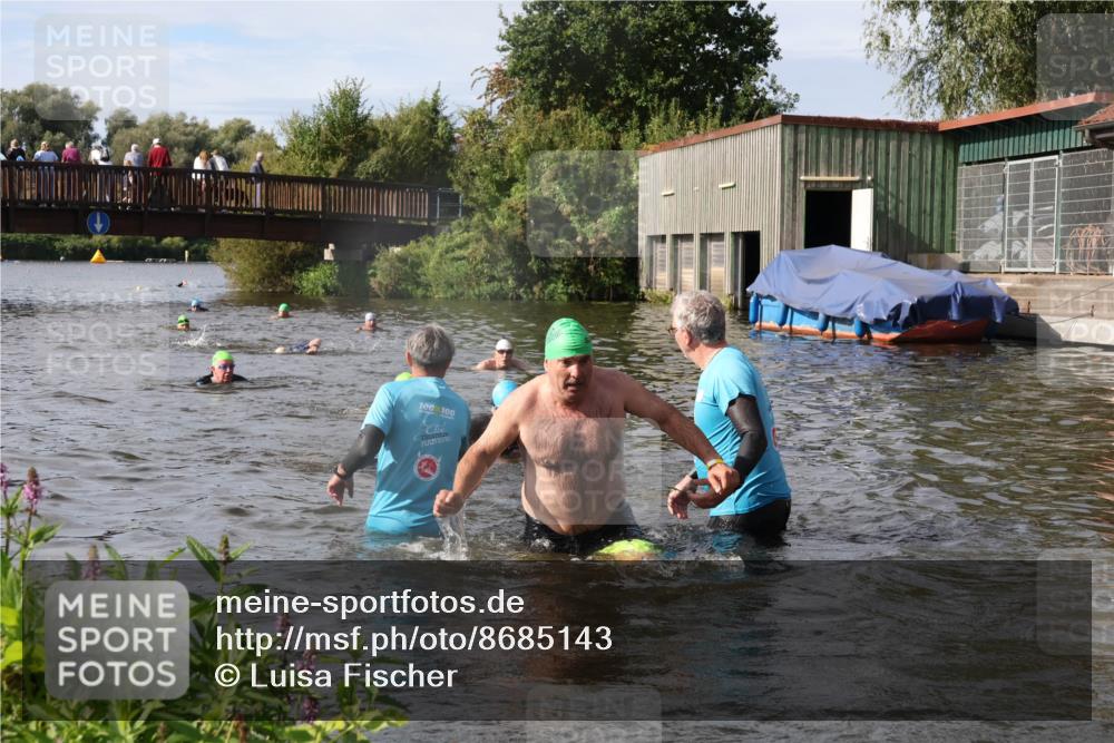 31.08.2025 - Elbe Triathlon Hamburg Luisa Fischer http://msf.ph/oto/8685143 31.08.2025 10:33:36 Schwimmen 1259, 1313, 1325 meine-sportfotos.de