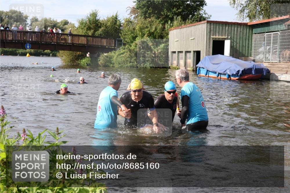 31.08.2025 - Elbe Triathlon Hamburg Luisa Fischer http://msf.ph/oto/8685160 31.08.2025 10:33:41 Schwimmen 1313, 1316, 1325, 1340 meine-sportfotos.de