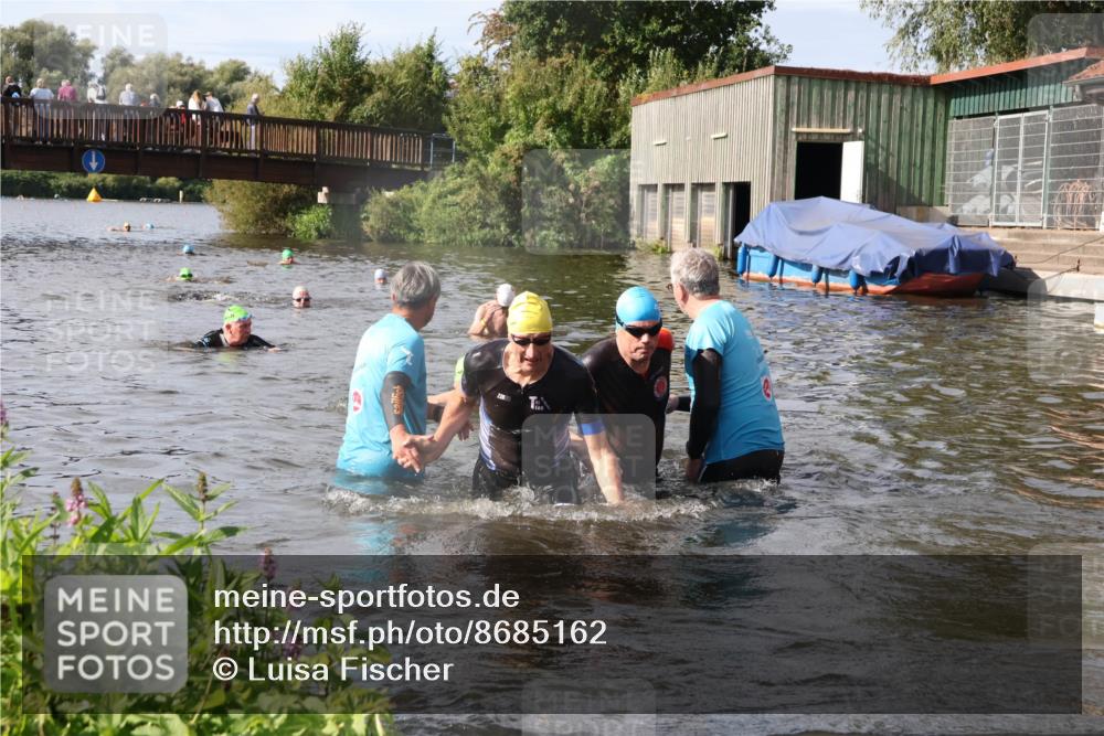 31.08.2025 - Elbe Triathlon Hamburg Luisa Fischer http://msf.ph/oto/8685162 31.08.2025 10:33:41 Schwimmen 1313, 1316, 1325, 1340 meine-sportfotos.de