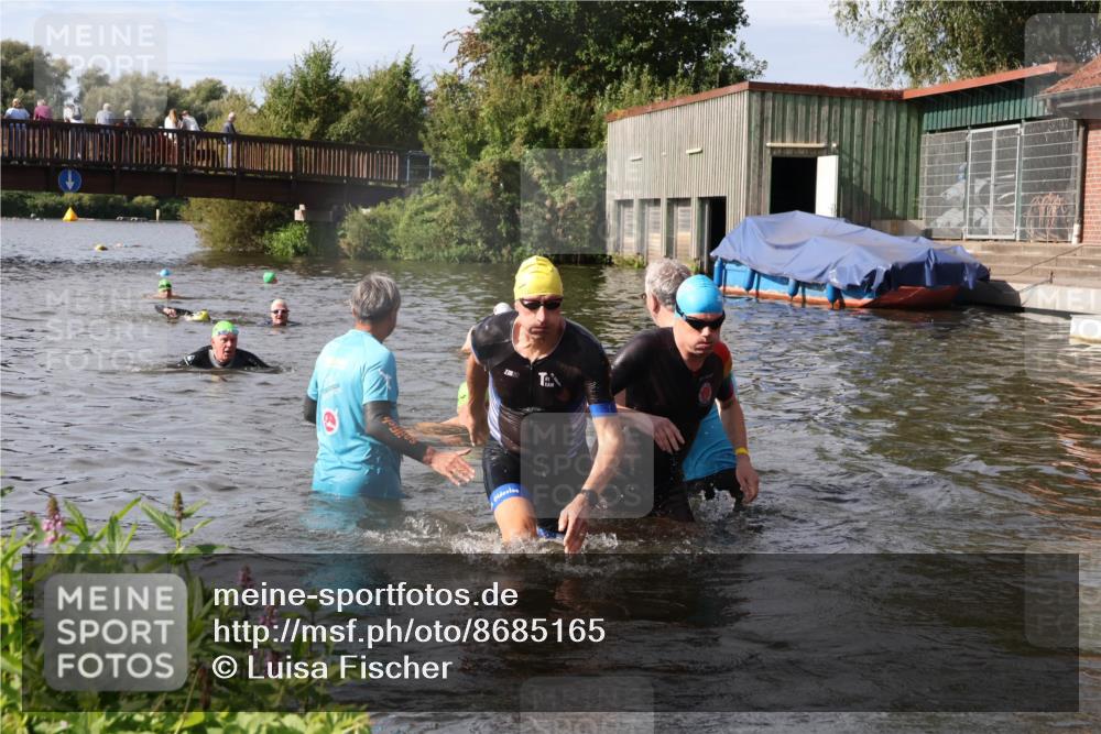 31.08.2025 - Elbe Triathlon Hamburg Luisa Fischer http://msf.ph/oto/8685165 31.08.2025 10:33:42 Schwimmen 1313, 1316, 1325, 1340 meine-sportfotos.de