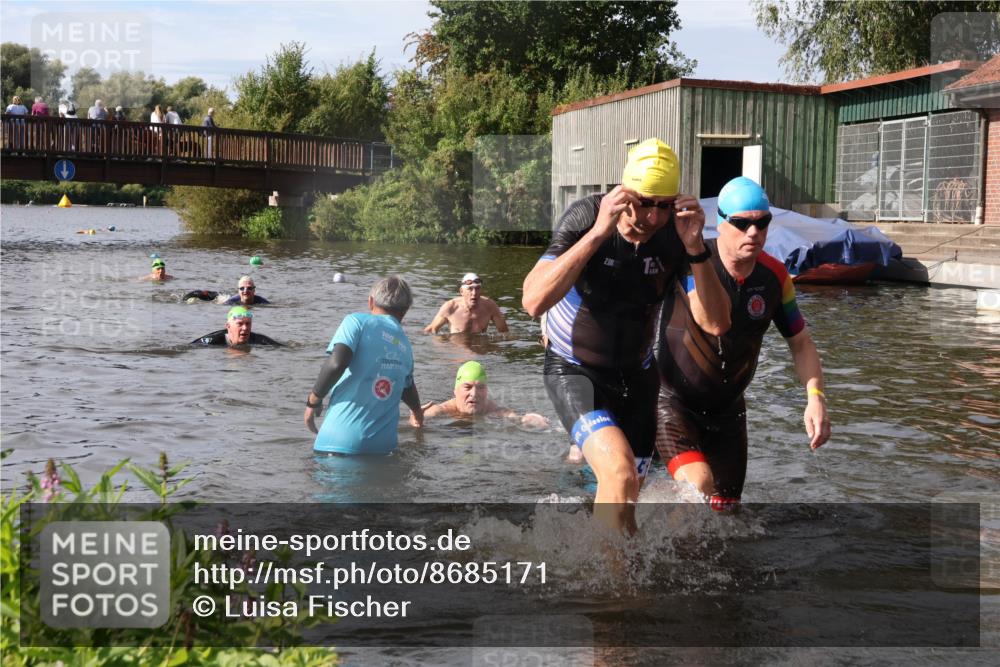 31.08.2025 - Elbe Triathlon Hamburg Luisa Fischer http://msf.ph/oto/8685171 31.08.2025 10:33:43 Schwimmen 1313, 1316, 1325, 1340 meine-sportfotos.de