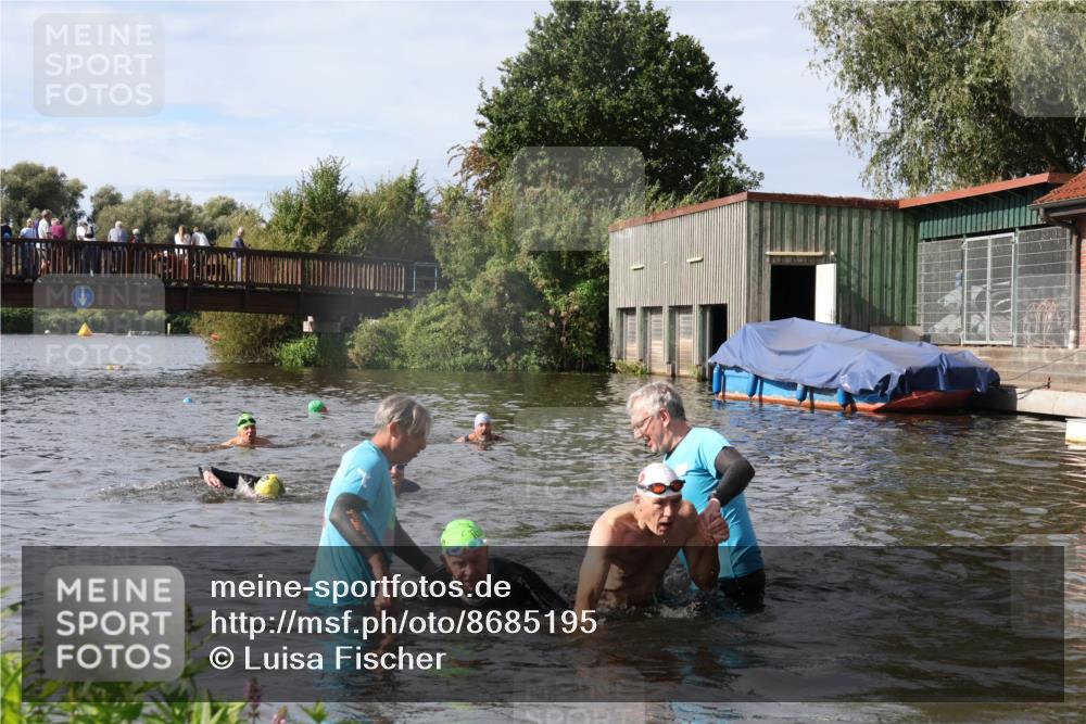 31.08.2025 - Elbe Triathlon Hamburg Luisa Fischer http://msf.ph/oto/8685195 31.08.2025 10:33:54 Schwimmen 1336, 1340, 1343 meine-sportfotos.de