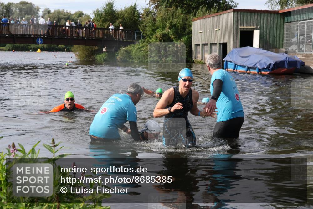 31.08.2025 - Elbe Triathlon Hamburg Luisa Fischer http://msf.ph/oto/8685385 31.08.2025 10:37:21 Schwimmen 1309, 1352, 1379 meine-sportfotos.de