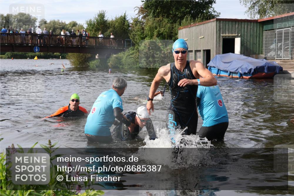 31.08.2025 - Elbe Triathlon Hamburg Luisa Fischer http://msf.ph/oto/8685387 31.08.2025 10:37:22 Schwimmen 1309, 1352, 1379 meine-sportfotos.de