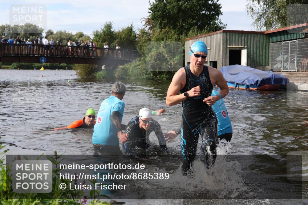 31.08.2025 - Elbe Triathlon Hamburg Luisa Fischer http://msf.ph/oto/8685389 31.08.2025 10:37:22 Schwimmen 1309, 1352, 1379 meine-sportfotos.de