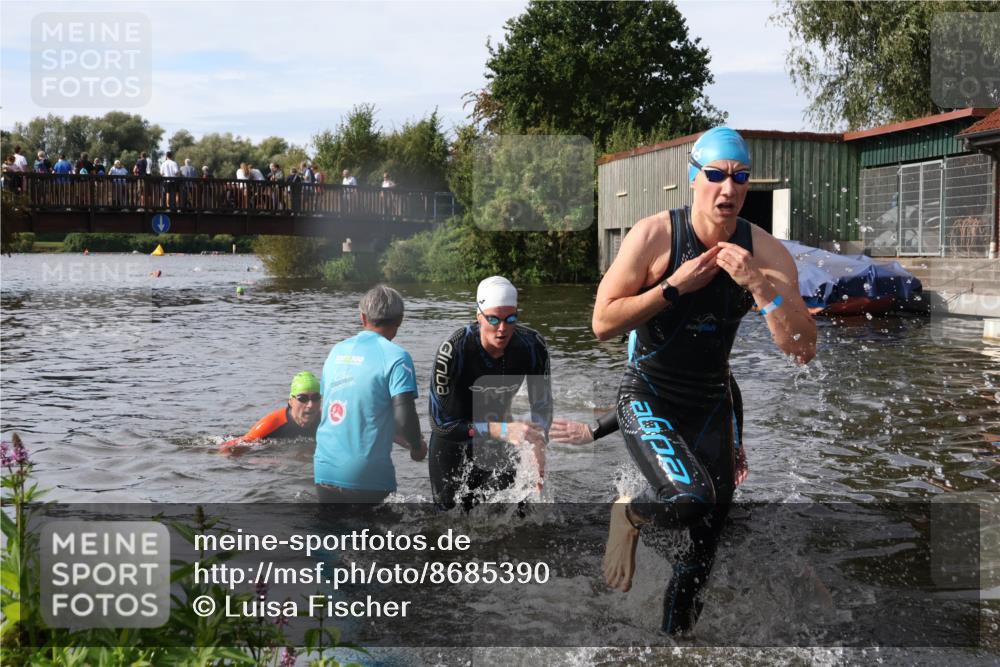 31.08.2025 - Elbe Triathlon Hamburg Luisa Fischer http://msf.ph/oto/8685390 31.08.2025 10:37:22 Schwimmen 1309, 1352, 1379 meine-sportfotos.de