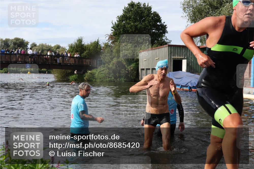 31.08.2025 - Elbe Triathlon Hamburg Luisa Fischer http://msf.ph/oto/8685420 31.08.2025 10:37:32 Schwimmen 1309, 1341, 1439 meine-sportfotos.de