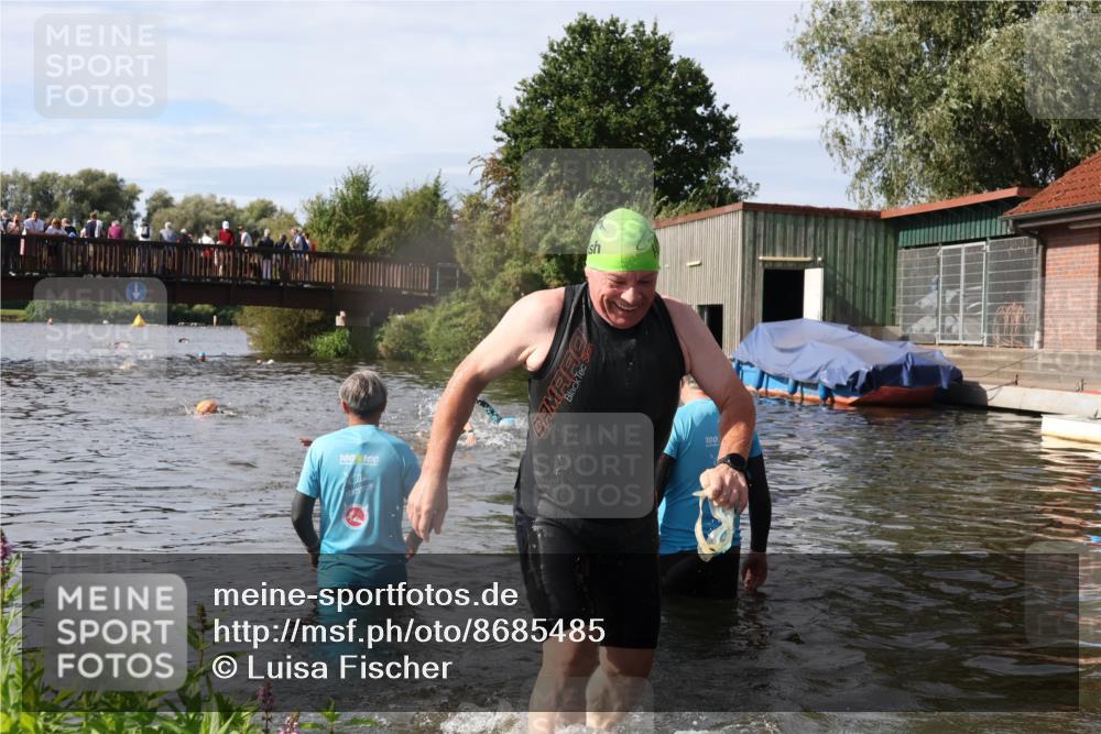 31.08.2025 - Elbe Triathlon Hamburg Luisa Fischer http://msf.ph/oto/8685485 31.08.2025 10:38:34 Schwimmen 1324, 1496 meine-sportfotos.de