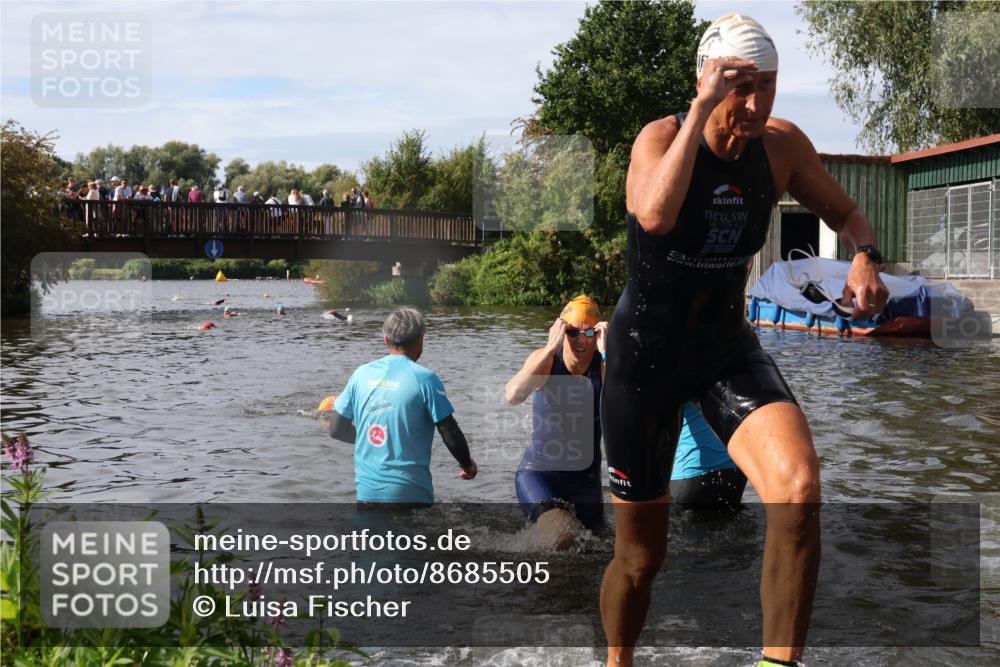31.08.2025 - Elbe Triathlon Hamburg Luisa Fischer http://msf.ph/oto/8685505 31.08.2025 10:38:44 Schwimmen 1424, 1437, 1496 meine-sportfotos.de